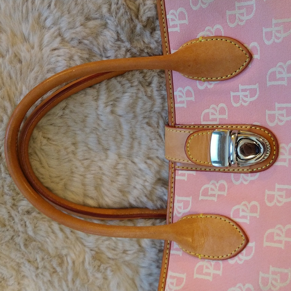 Dooney & Bourke Pink & Tan Signature Tote  - smoke smell - Reposhing - Picture 3 of 9